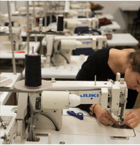 De bedrijfsnaam is alternatief creatief kledingreparatie