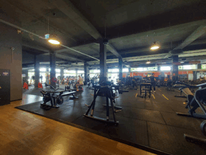 De bedrijfsnaam is basic-fit rotterdam metaalhof