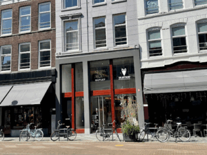 De bedrijfsnaam is bruidsmodeoutlet