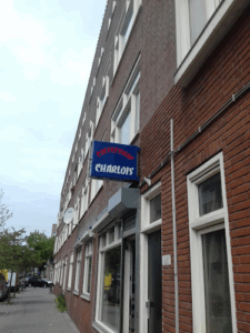 De bedrijfsnaam is coffeeshop Charlois
