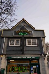 De bedrijfsnaam is coffeeshop out of time's puck