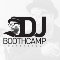 De bedrijfsnaam is DJ School Rotterdam! DJ Boothcamp