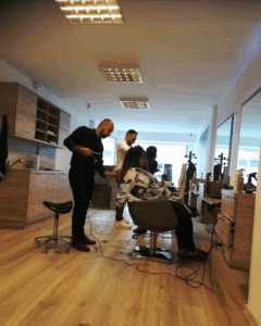 De bedrijfsnaam is Fryzjer hair & beauty
