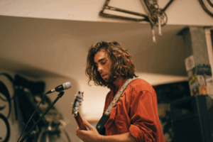 De bedrijfsnaam is guitar & bass academy in rotterdam west