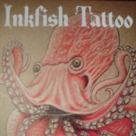 De bedrijfsnaam is Inkfish tattoo