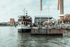 De bedrijfsnaam is Leckers op de Maas