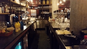 De bedrijfsnaam is lola bar & kitchen