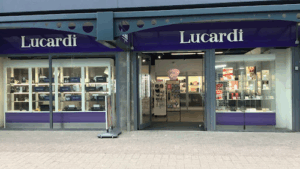 De bedrijfsnaam is lucardi juwelier hoogvliet