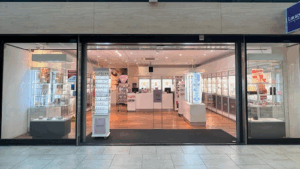 De bedrijfsnaam is lucardi juwelier rotterdam keizerswaard