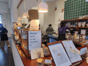 De bedrijfsnaam is Matcha Next Door by Round&Round