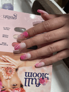 De bedrijfsnaam is modern nails