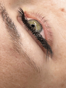 De bedrijfsnaam is rotterdam lash and brow