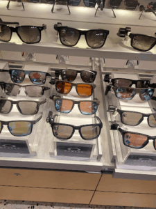 De bedrijfsnaam is sunglass hut